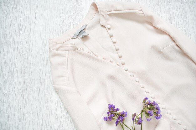 Rosa Bluse mit Knöpfen und Wildblumen. Modisch