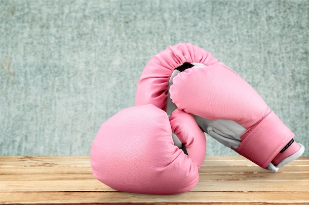 Rosa Boxhandschuhe im Hintergrund