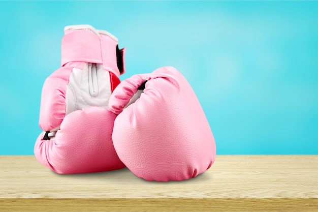 Rosa Boxhandschuhe im Hintergrund