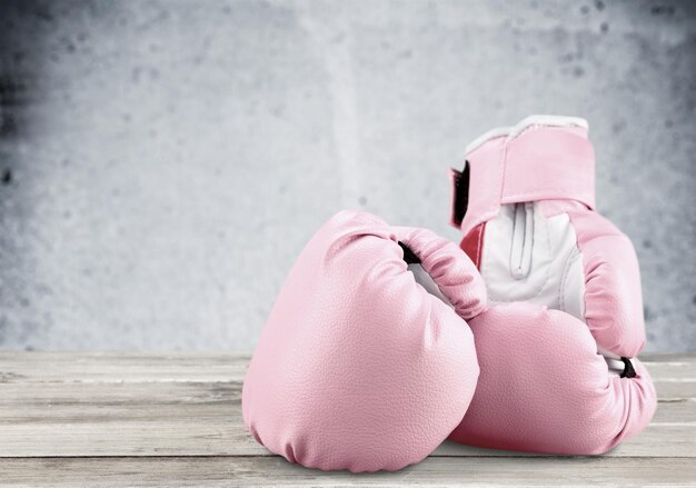Rosa Boxhandschuhe im Hintergrund