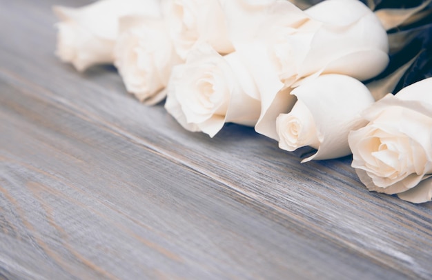 Rosa branca Um buquê de rosas delicadas em um fundo branco Lugar para texto fechado Fundo romântico para as férias de primavera