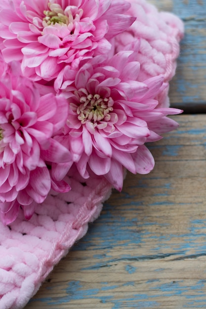 Rosa buquê de flores na mesa de madeira, closeup