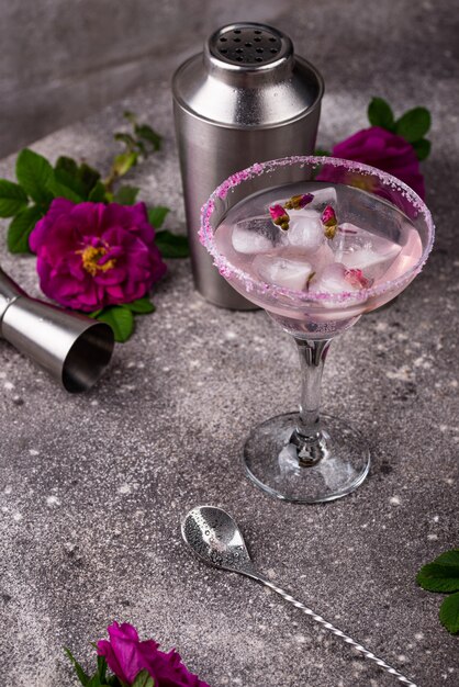 Rosa Cocktail Margarita mit Rosensirup