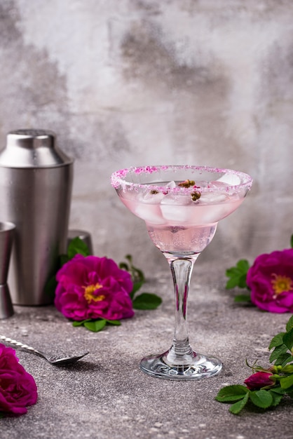 Rosa Cocktail Margarita mit Rosensirup