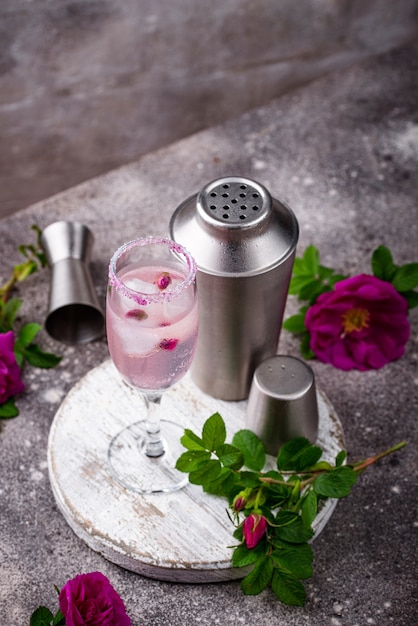 Rosa Cocktail mit Champagner und Rosensirup