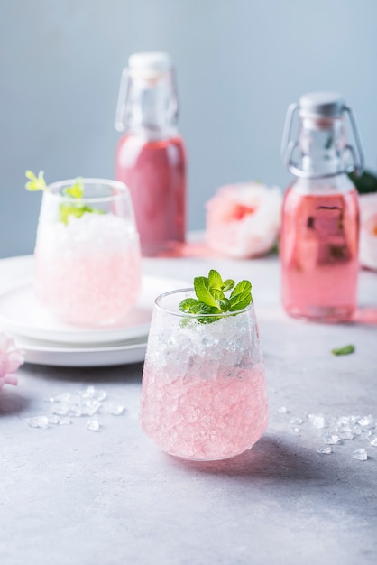 Rosa Cocktail mit Crushed Ice