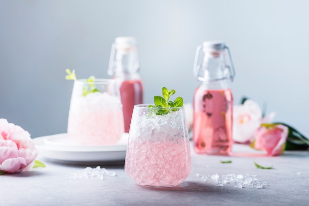 Rosa Cocktail mit Crushed Ice