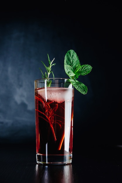 rosa Cocktail mit Minze und Rosmarin