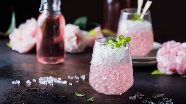 Rosa Cocktail mit Minze