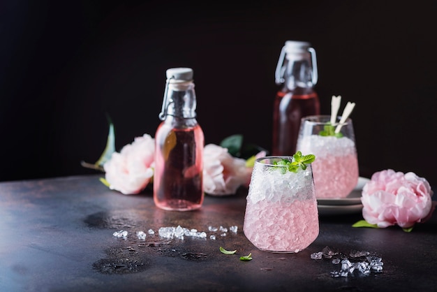 Rosa Cocktail mit Minze