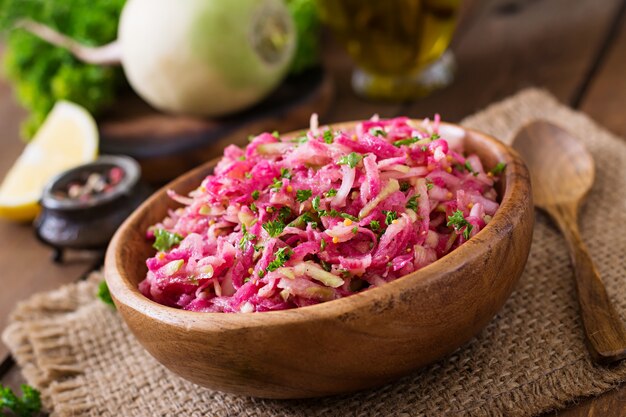 Rosa Daikon-Salat mit Äpfeln, eingelegten Zwiebeln und Petersilie