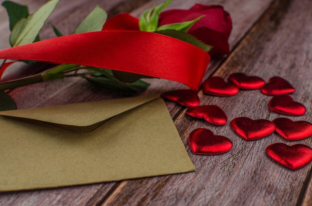 Rosa do vermelho e corações do dia de Valentim na madeira. copie o espaço para o texto