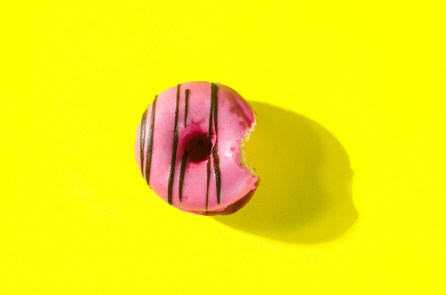 Rosa Donut auf gelbem Hintergrund