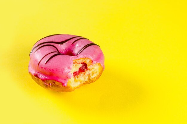 Rosa Donut auf gelbem Hintergrund