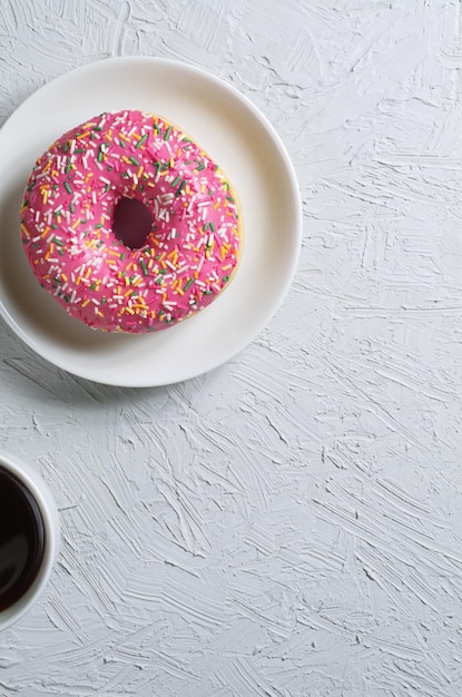 Rosa Donut mit Kaffee