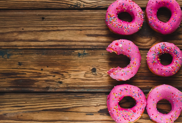 Rosa Donut mit Regenbogenstreuseln