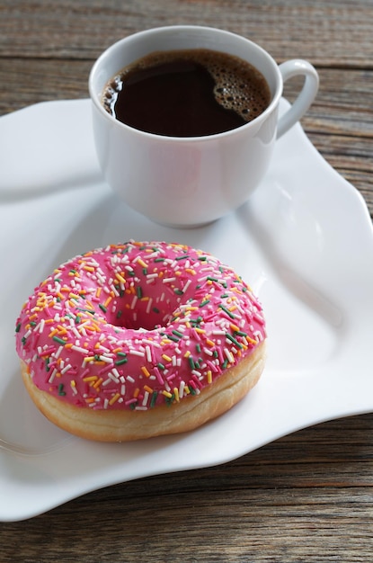 Rosa Donut und Kaffee