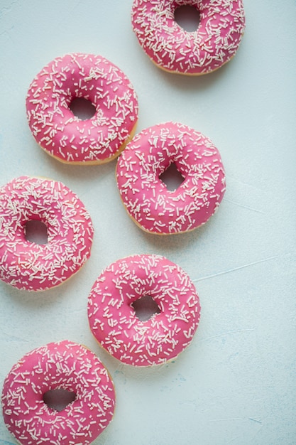 Rosa Donuts in Puderzucker.