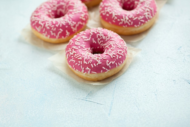 Rosa Donuts in Puderzucker.