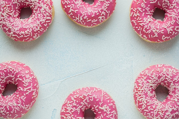 Rosa Donuts in Puderzucker.