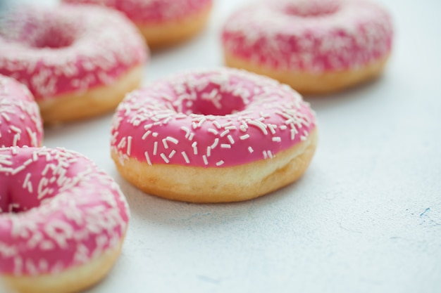 Rosa Donuts in Puderzucker.