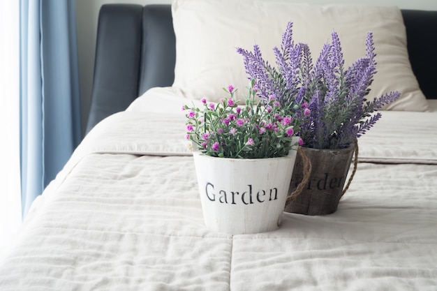 rosa e flor de lavanda na cama no quarto.