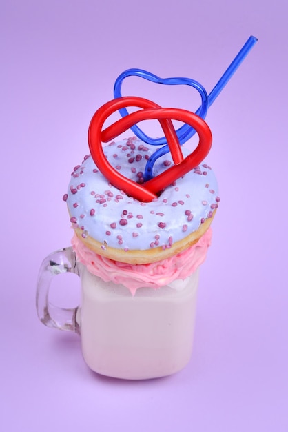 Rosa Erdbeer-Freakshake mit Marshmallow und Süßigkeiten