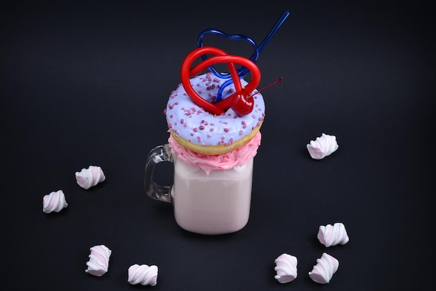 Rosa Erdbeer-Freakshake mit Marshmallow und Süßigkeiten