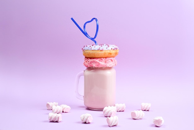 Rosa Erdbeer-Freakshake mit Marshmallow und Süßigkeiten