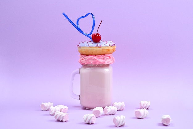 Rosa Erdbeer-Freakshake mit Marshmallow und Süßigkeiten