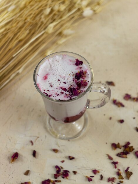 rosa Erdbeermilchshake auf dem Tisch