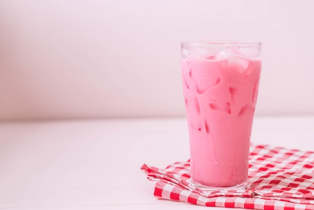 rosa Erdbeermilchshake