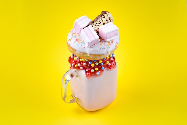 Rosa Erdbeershake mit Marshmallow und Süßigkeiten