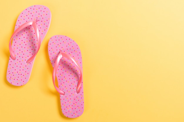 Rosa Flip Flops auf Gelb