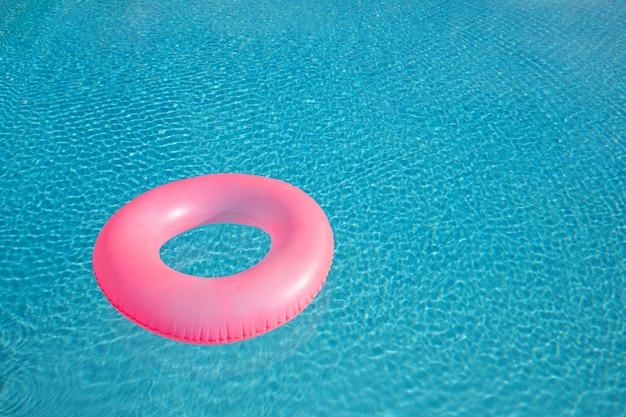 Rosa flotador grande en la piscina