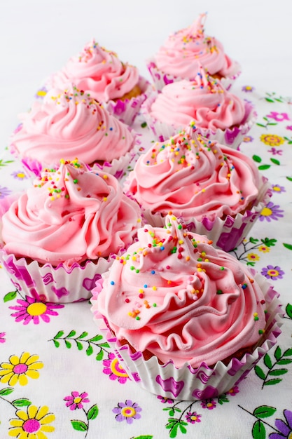 Rosa Geburtstagskleine kuchen mit Schlagsahne