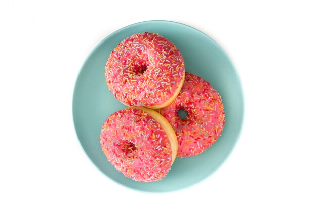 Rosa gefrosteter Donut mit bunten Streuseln lokalisiert auf Weiß