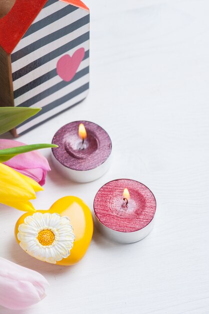 Rosa gelbe Tulpen und Geschenkbox mit rotem Band