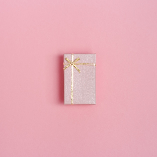 Rosa Geschenkbox auf rosa Hintergrund
