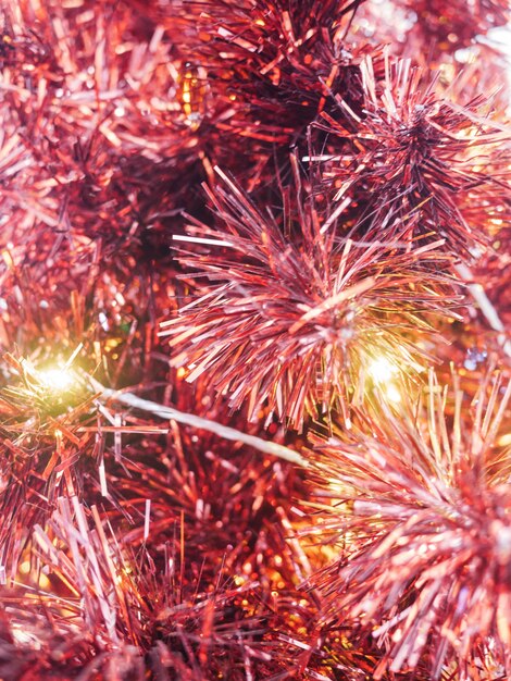 Foto rosa glänzende weihnachtsgirlande und warme lichterketten