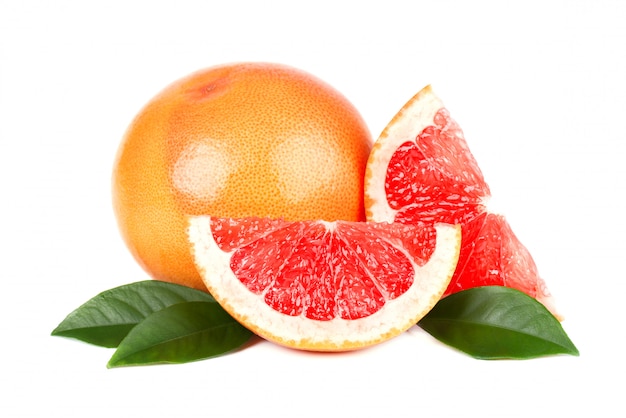 Rosa Grapefruit und Scheiben lokalisiert auf weißem Raum mit Beschneidungspfad. Isolierte Grapefruits. Frische Grapefruit mit grünen Blättern isoliert.