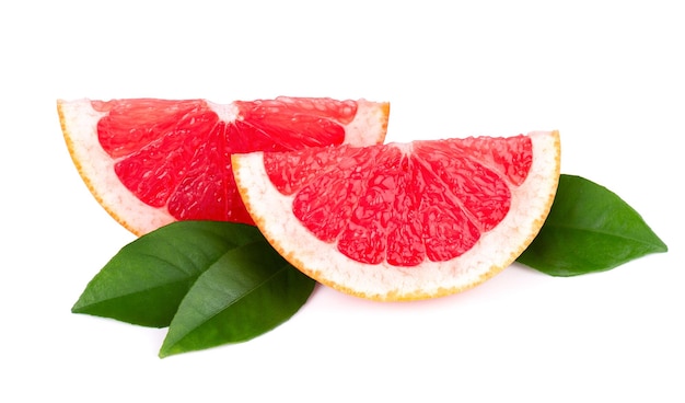 Rosa Grapefruitscheiben isoliert auf weißem Hintergrund Frische Grapefruit mit grünen Blättern