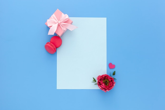 Rosa Herzen, handgemachte rosa Geschenkboxen, rote Rosen und Schreibblock