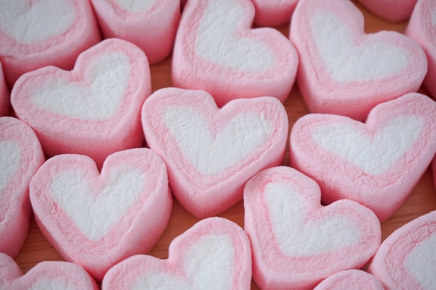 Rosa Herzform Marshmallow für Valentinstaghintergrund