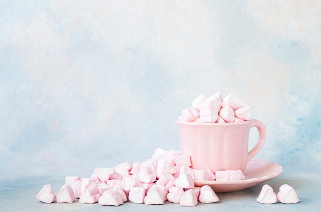 Rosa Herzform Marshmallows in einer rosa Tasse