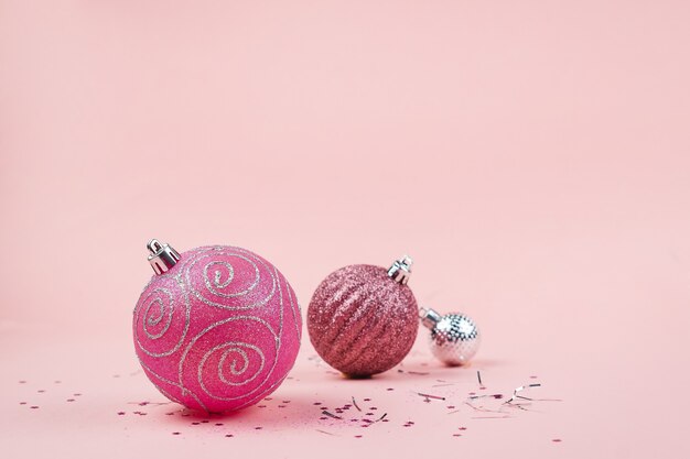 Rosa Hintergrund des neuen Jahres oder des Weihnachtsfestes