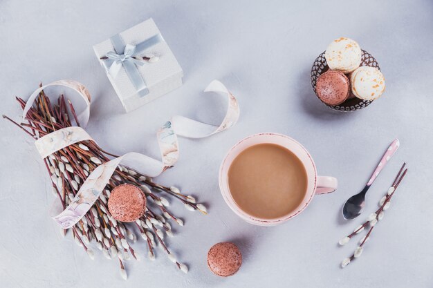 Rosa Kaffeetasse mit süßen französischen Pastellmakronen