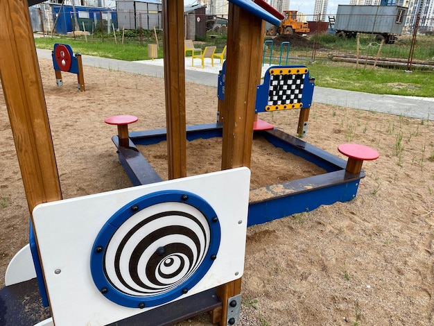 Rosa Kinderspielplatz im Zentrum der Wohnanlage für Kinder gibt es Schaukeln