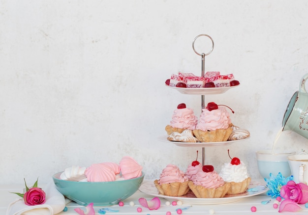 Rosa Kuchen auf Teller