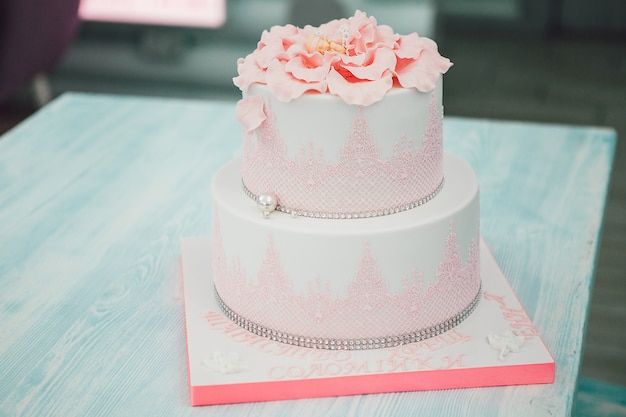 Rosa Kuchen für das Mädchen auf dem Tisch